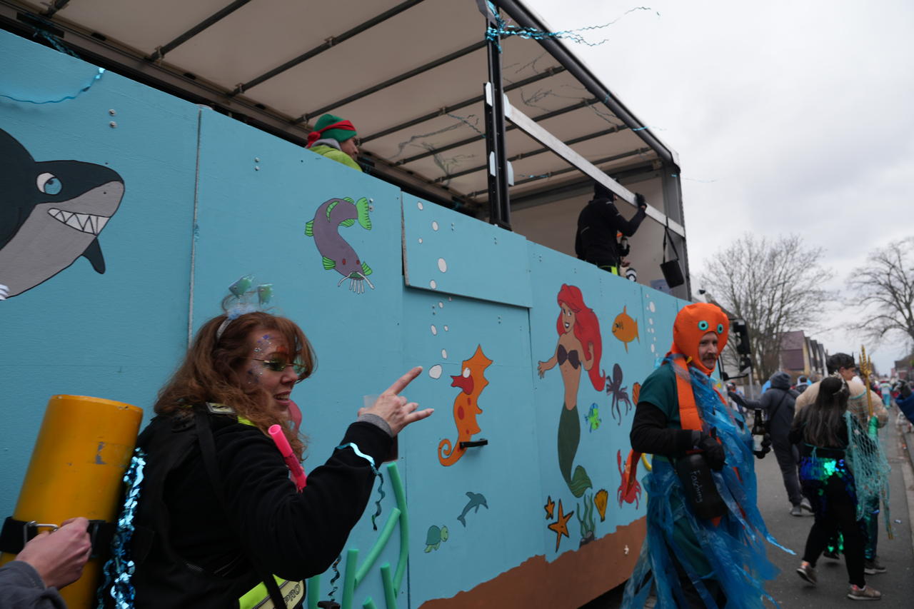 Helau Walldorfer Fastnachtsumzug närischer Lindwurm kleine und große Narren am Rathaus im Stadtteil Walldorf 2026