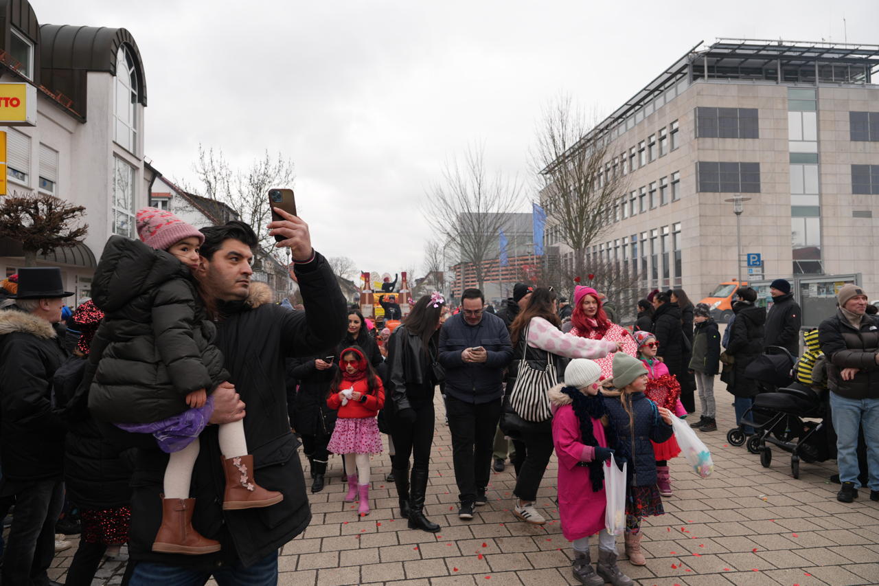 Helau Walldorfer Fastnachtsumzug närischer Lindwurm kleine und große Narren am Rathaus im Stadtteil Walldorf 2026