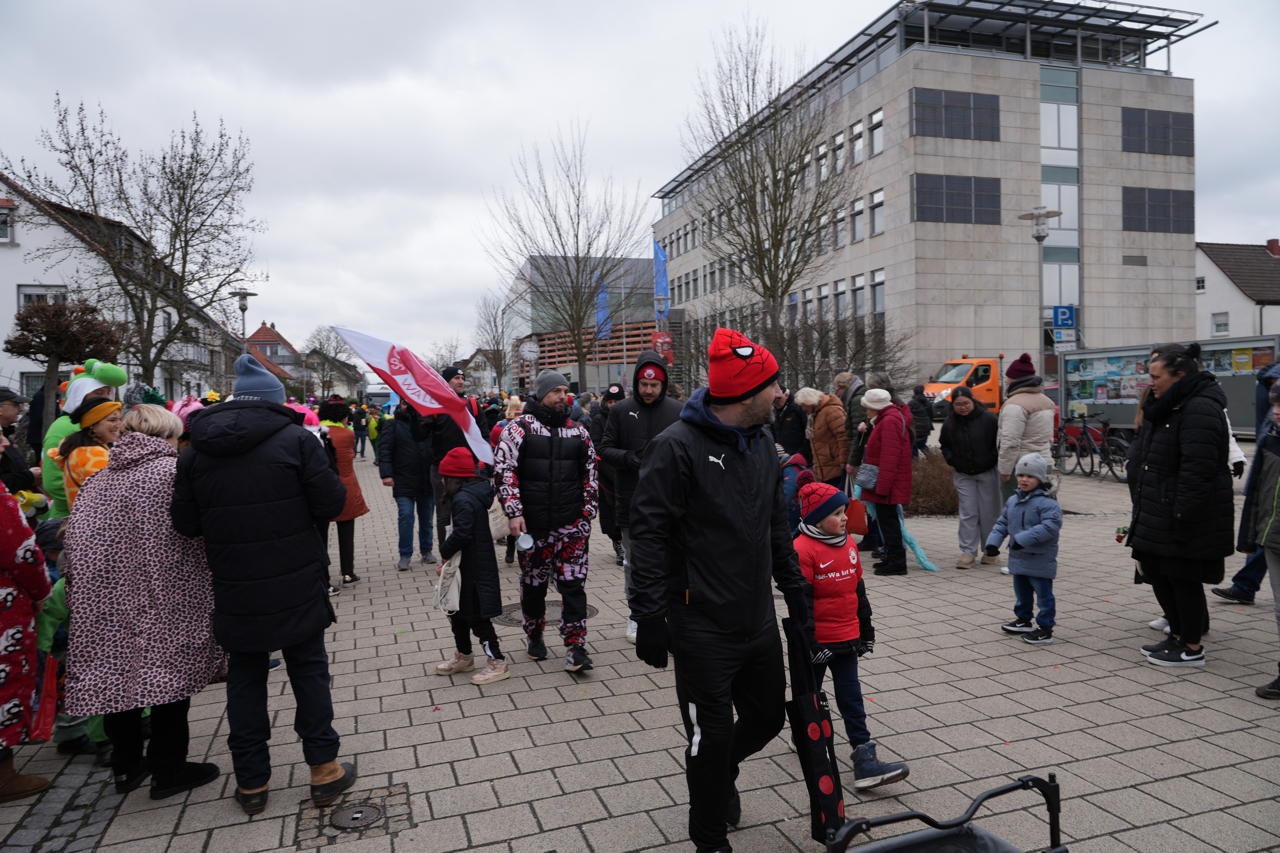 Helau Walldorfer Fastnachtsumzug närischer Lindwurm kleine und große Narren am Rathaus im Stadtteil Walldorf 2026