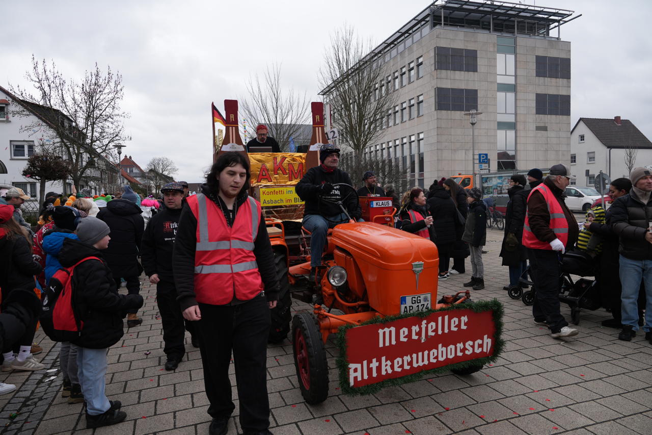 Helau Walldorfer Fastnachtsumzug närischer Lindwurm kleine und große Narren am Rathaus im Stadtteil Walldorf 2026