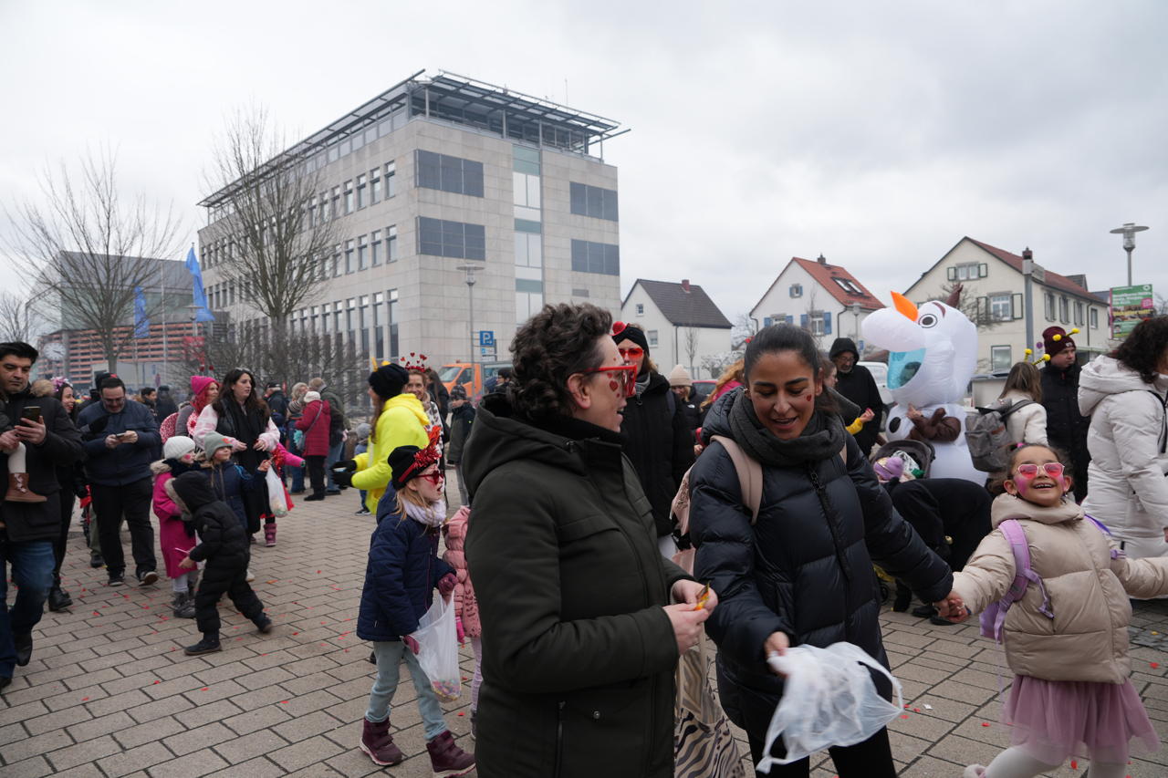 Helau Walldorfer Fastnachtsumzug närischer Lindwurm kleine und große Narren am Rathaus im Stadtteil Walldorf 2026