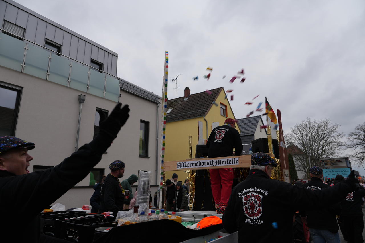 Helau Walldorfer Fastnachtsumzug närischer Lindwurm kleine und große Narren am Rathaus im Stadtteil Walldorf 2026