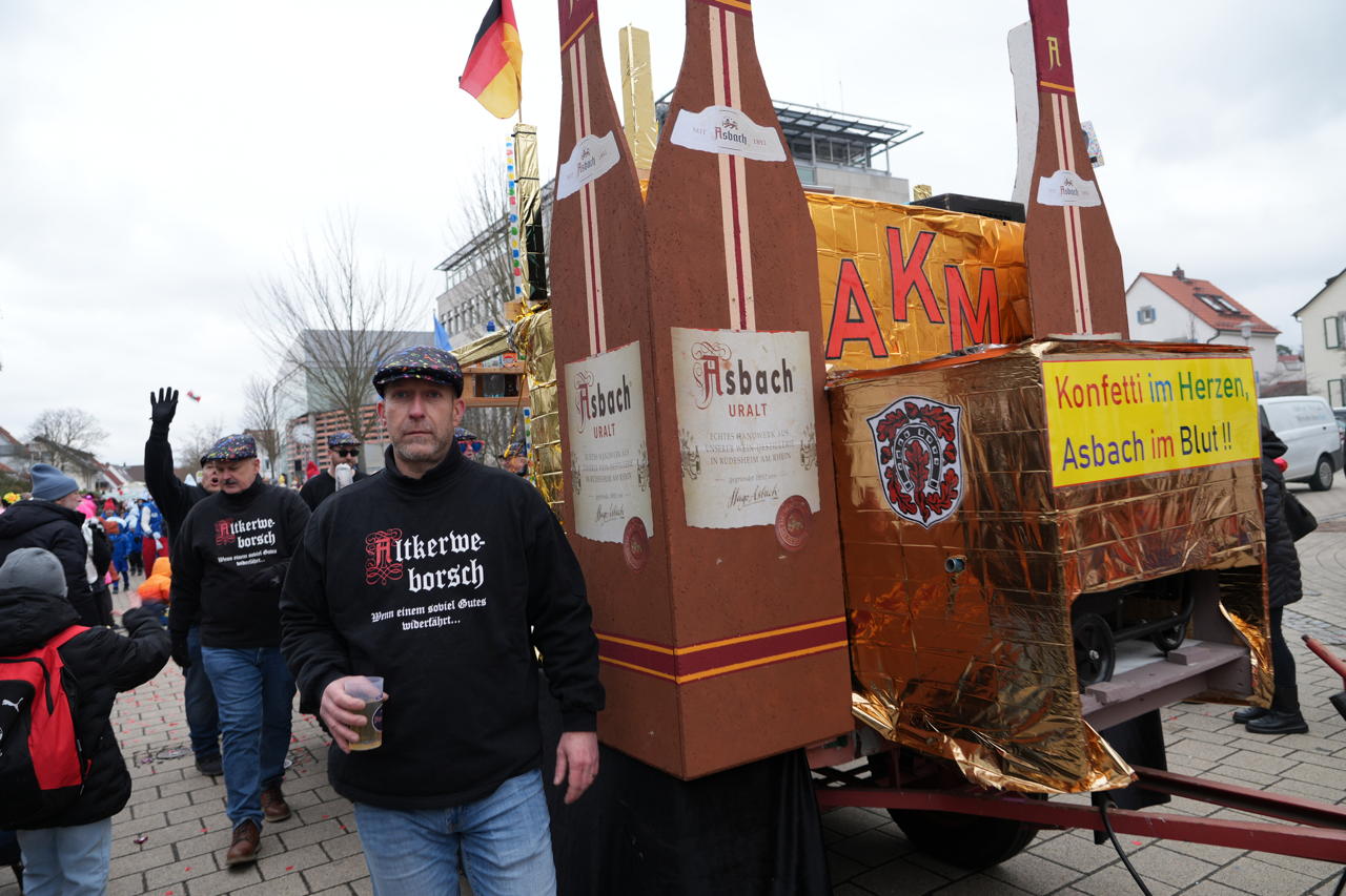 Helau Walldorfer Fastnachtsumzug närischer Lindwurm kleine und große Narren am Rathaus im Stadtteil Walldorf 2026