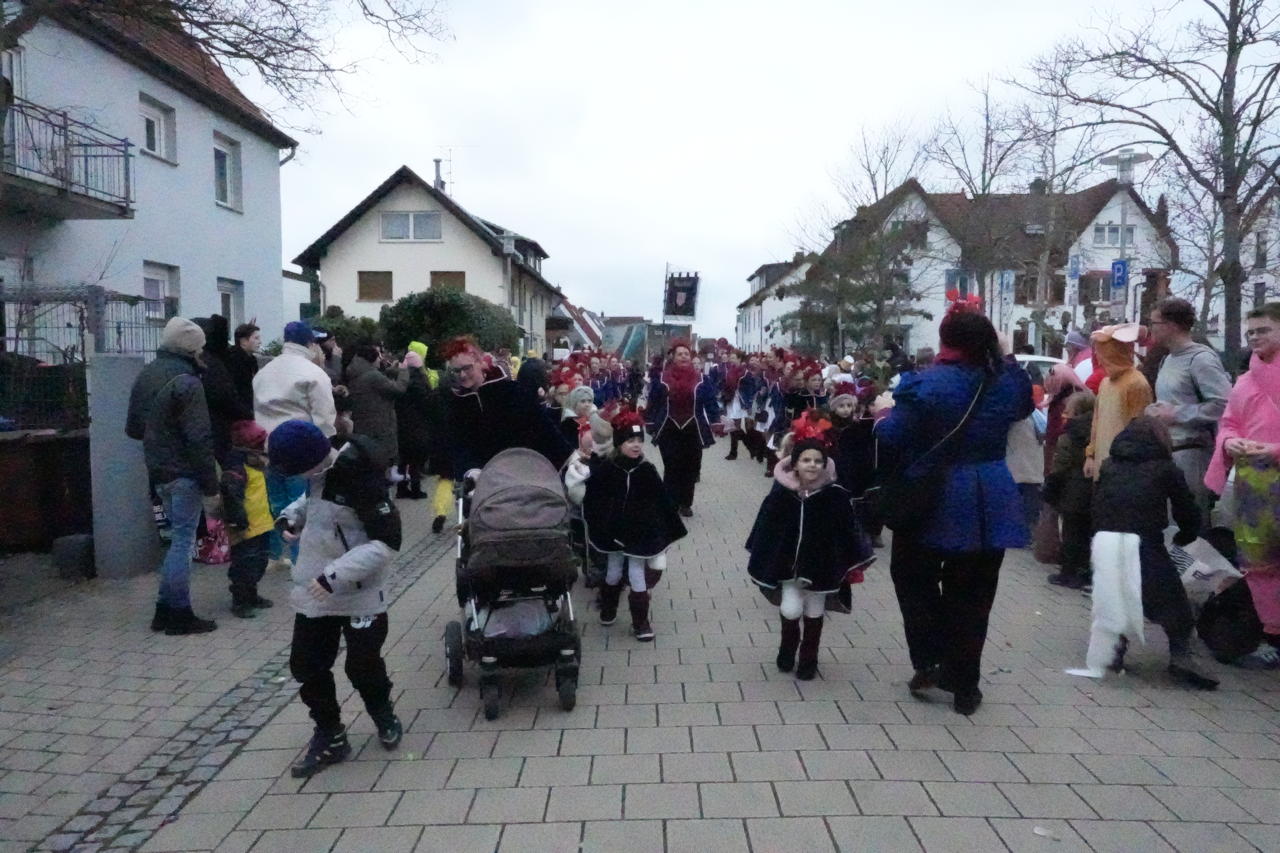 Helau Walldorfer Fastnachtsumzug närischer Lindwurm kleine und große Narren am Rathaus im Stadtteil Walldorf 2026