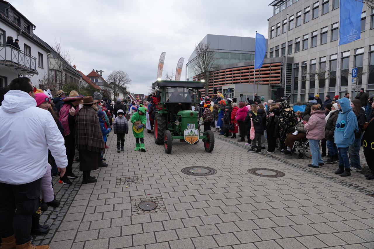 Helau Walldorfer Fastnachtsumzug närischer Lindwurm kleine und große Narren am Rathaus im Stadtteil Walldorf 2026