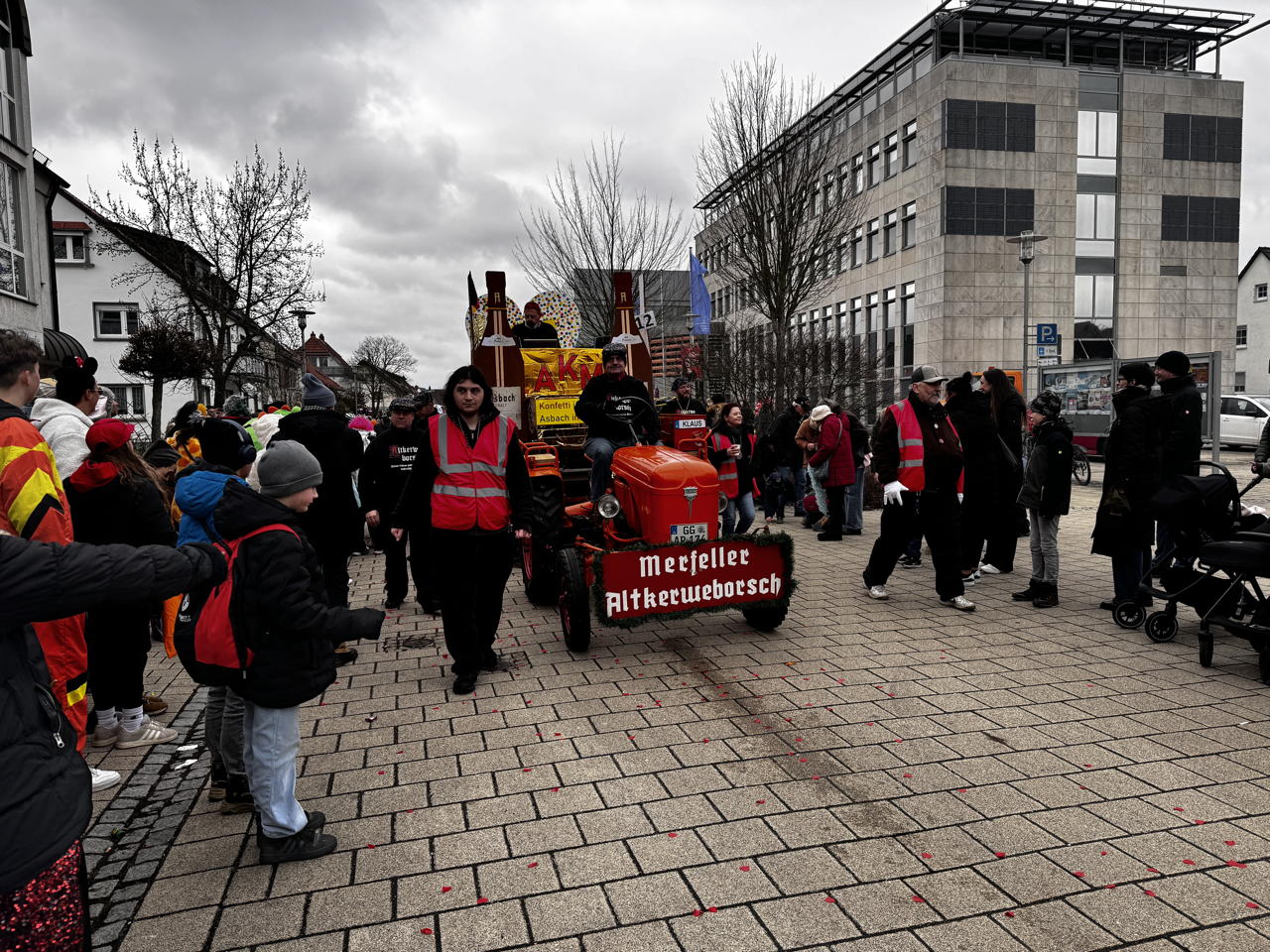 Helau Walldorfer Fastnachtsumzug närischer Lindwurm kleine und große Narren am Rathaus im Stadtteil Walldorf 2026