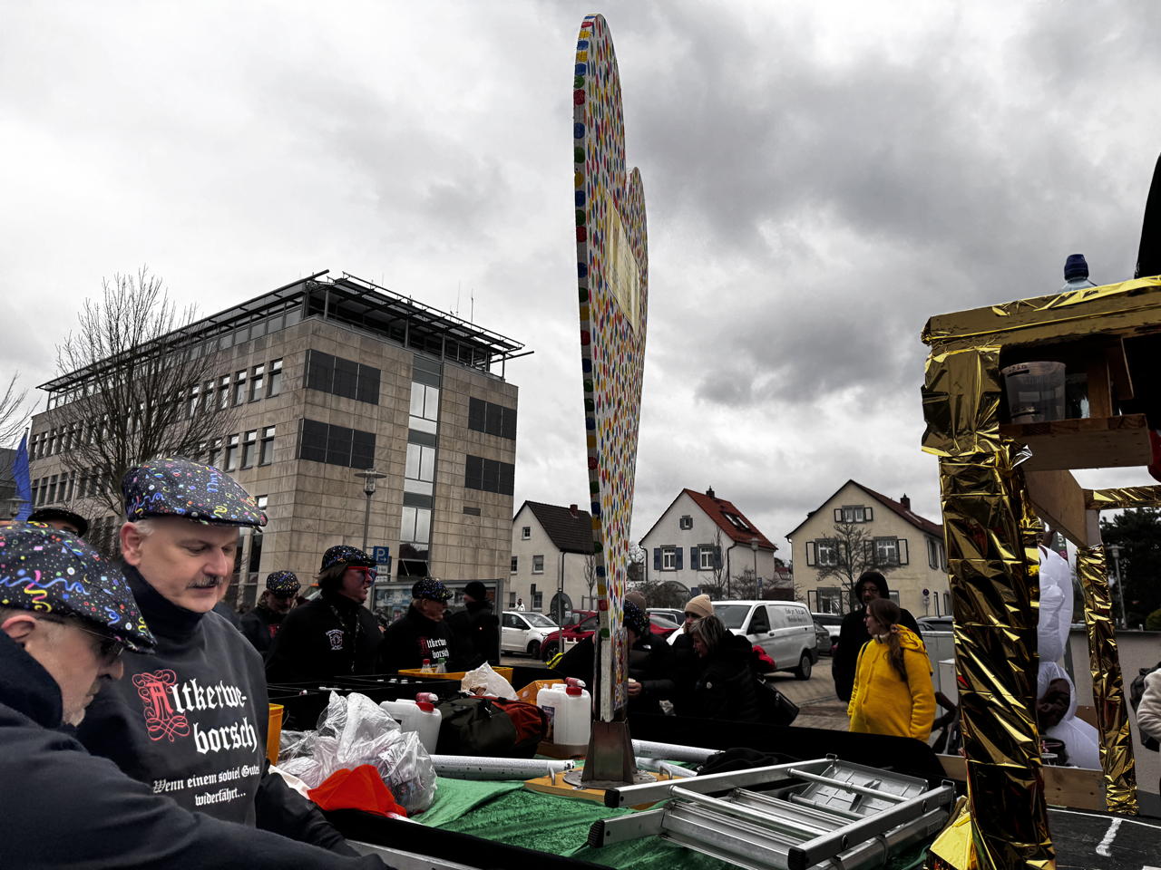 Helau Walldorfer Fastnachtsumzug närischer Lindwurm kleine und große Narren am Rathaus im Stadtteil Walldorf 2026