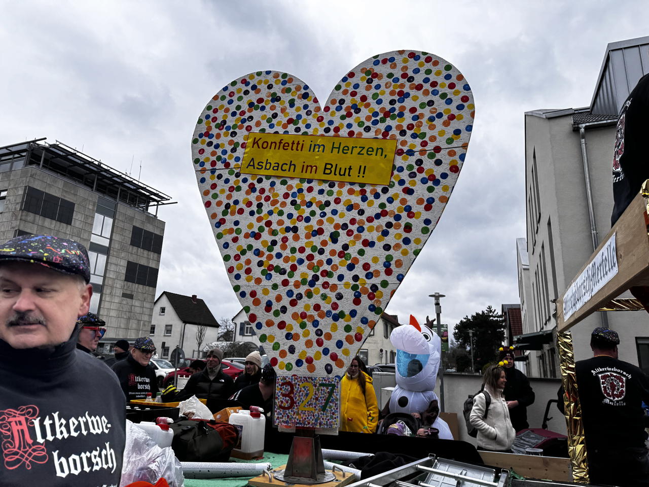 Helau Walldorfer Fastnachtsumzug närischer Lindwurm kleine und große Narren am Rathaus im Stadtteil Walldorf 2026
