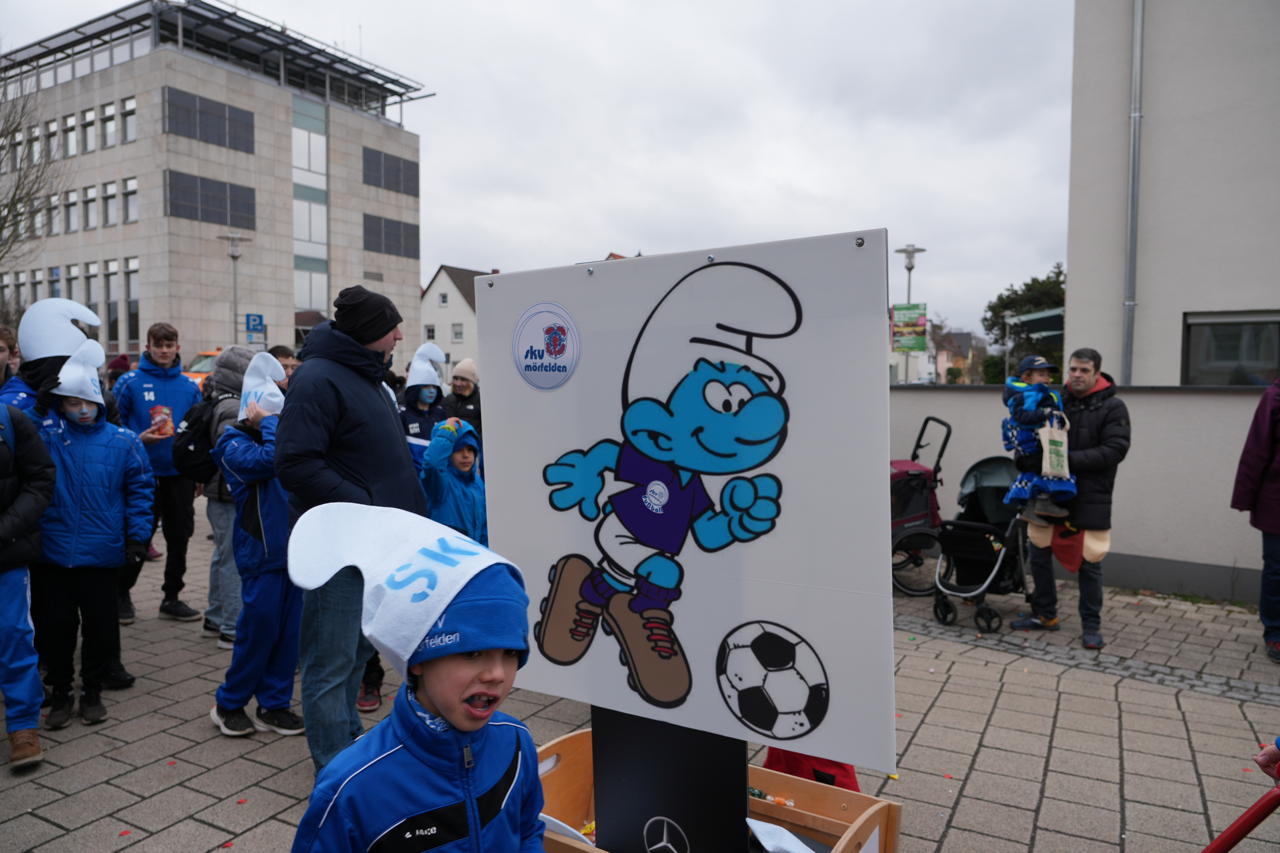 Helau Walldorfer Fastnachtsumzug närischer Lindwurm kleine und große Narren am Rathaus im Stadtteil Walldorf 2026