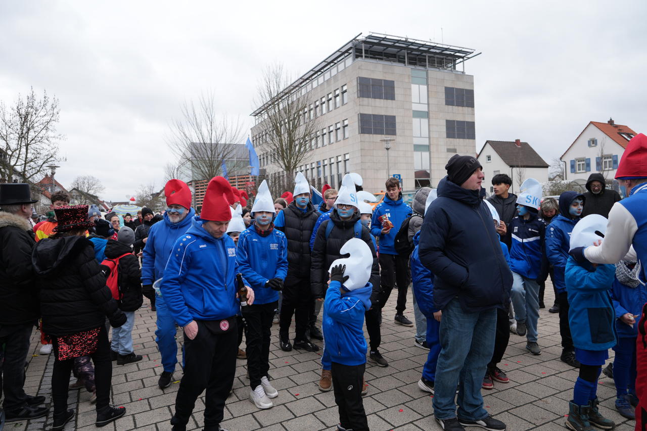 Helau Walldorfer Fastnachtsumzug närischer Lindwurm kleine und große Narren am Rathaus im Stadtteil Walldorf 2026