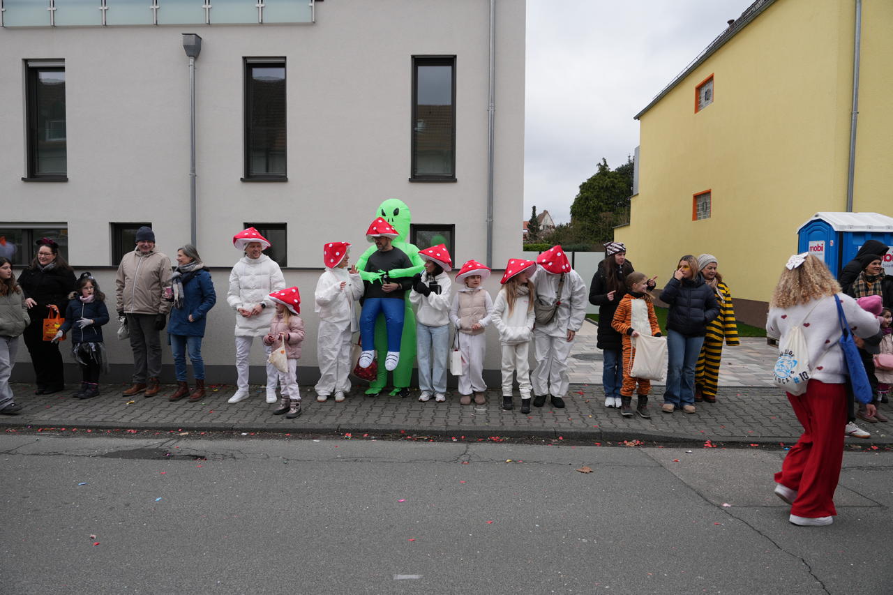 Helau Walldorfer Fastnachtsumzug närischer Lindwurm kleine und große Narren am Rathaus im Stadtteil Walldorf 2026