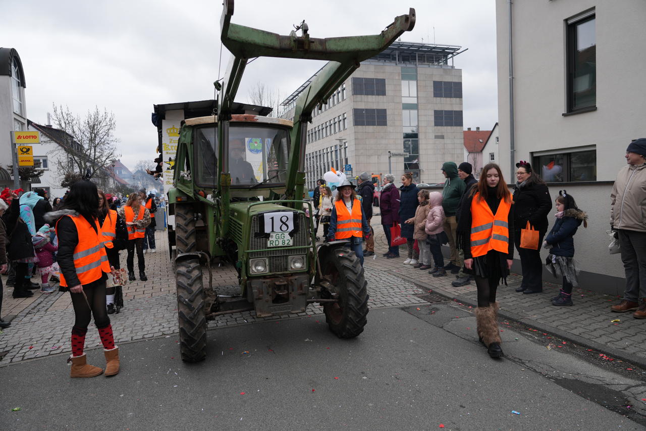 Helau Walldorfer Fastnachtsumzug närischer Lindwurm kleine und große Narren am Rathaus im Stadtteil Walldorf 2026