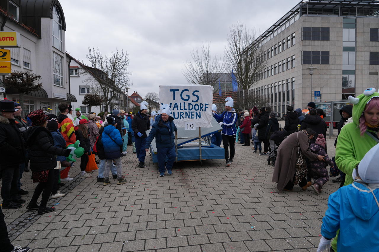 Helau Walldorfer Fastnachtsumzug närischer Lindwurm kleine und große Narren am Rathaus im Stadtteil Walldorf 2026