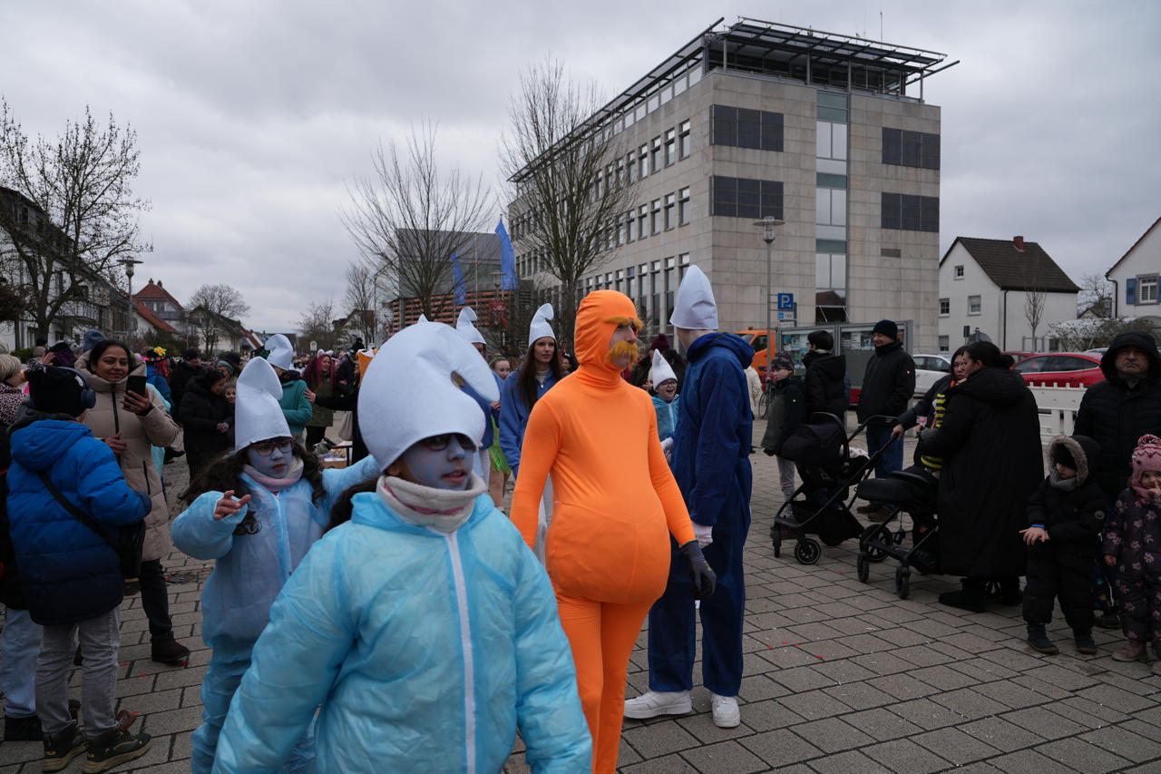 Helau Walldorfer Fastnachtsumzug närischer Lindwurm kleine und große Narren am Rathaus im Stadtteil Walldorf 2026