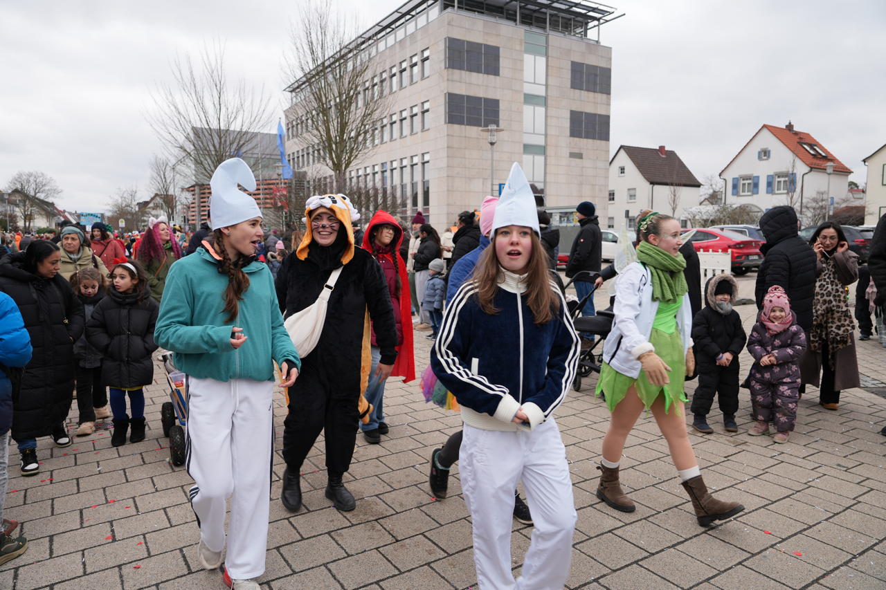 Helau Walldorfer Fastnachtsumzug närischer Lindwurm kleine und große Narren am Rathaus im Stadtteil Walldorf 2026