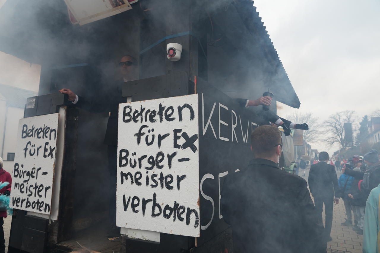 Helau Walldorfer Fastnachtsumzug närischer Lindwurm kleine und große Narren am Rathaus im Stadtteil Walldorf 2026