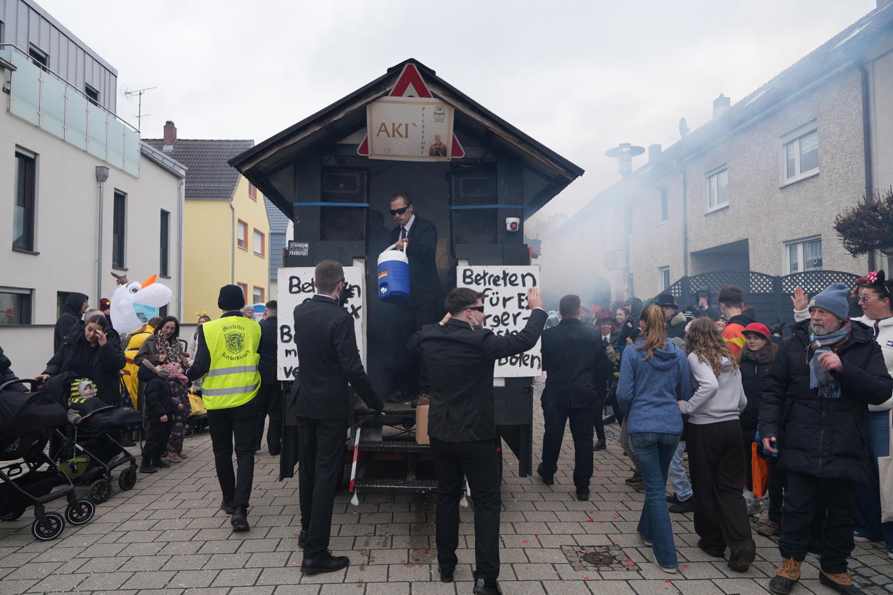 Helau Walldorfer Fastnachtsumzug närischer Lindwurm kleine und große Narren am Rathaus im Stadtteil Walldorf 2026