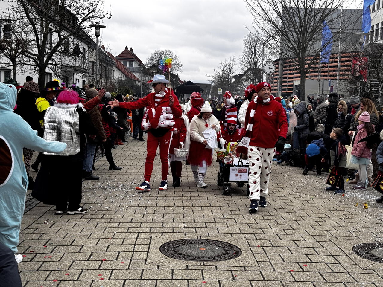 Helau Walldorfer Fastnachtsumzug närischer Lindwurm kleine und große Narren am Rathaus im Stadtteil Walldorf 2026