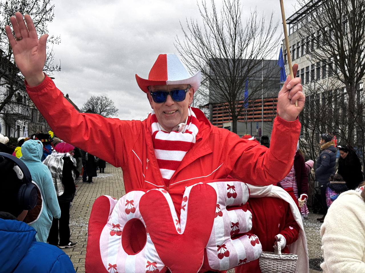 Helau Walldorfer Fastnachtsumzug närischer Lindwurm kleine und große Narren am Rathaus im Stadtteil Walldorf 2026