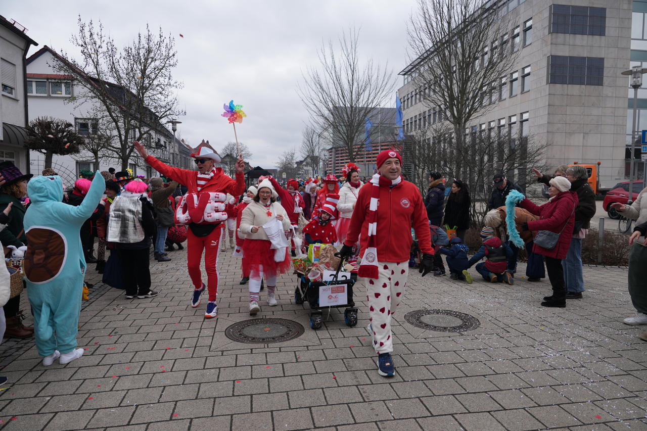 Helau Walldorfer Fastnachtsumzug närischer Lindwurm kleine und große Narren am Rathaus im Stadtteil Walldorf 2026