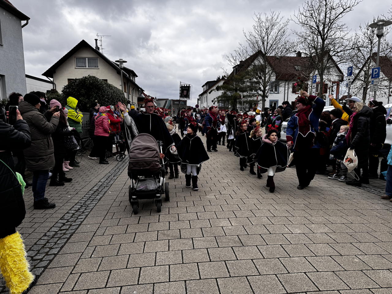 Helau Walldorfer Fastnachtsumzug närischer Lindwurm kleine und große Narren am Rathaus im Stadtteil Walldorf 2026