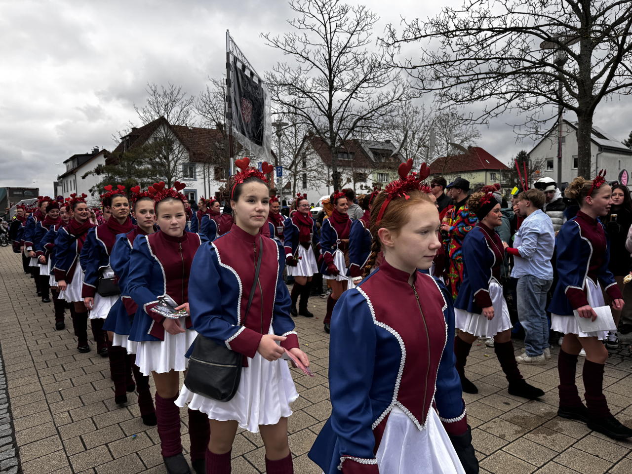 Helau Walldorfer Fastnachtsumzug närischer Lindwurm kleine und große Narren am Rathaus im Stadtteil Walldorf 2026