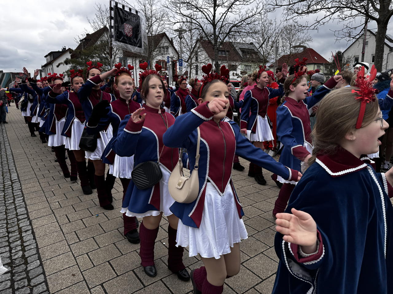 Helau Walldorfer Fastnachtsumzug närischer Lindwurm kleine und große Narren am Rathaus im Stadtteil Walldorf 2026