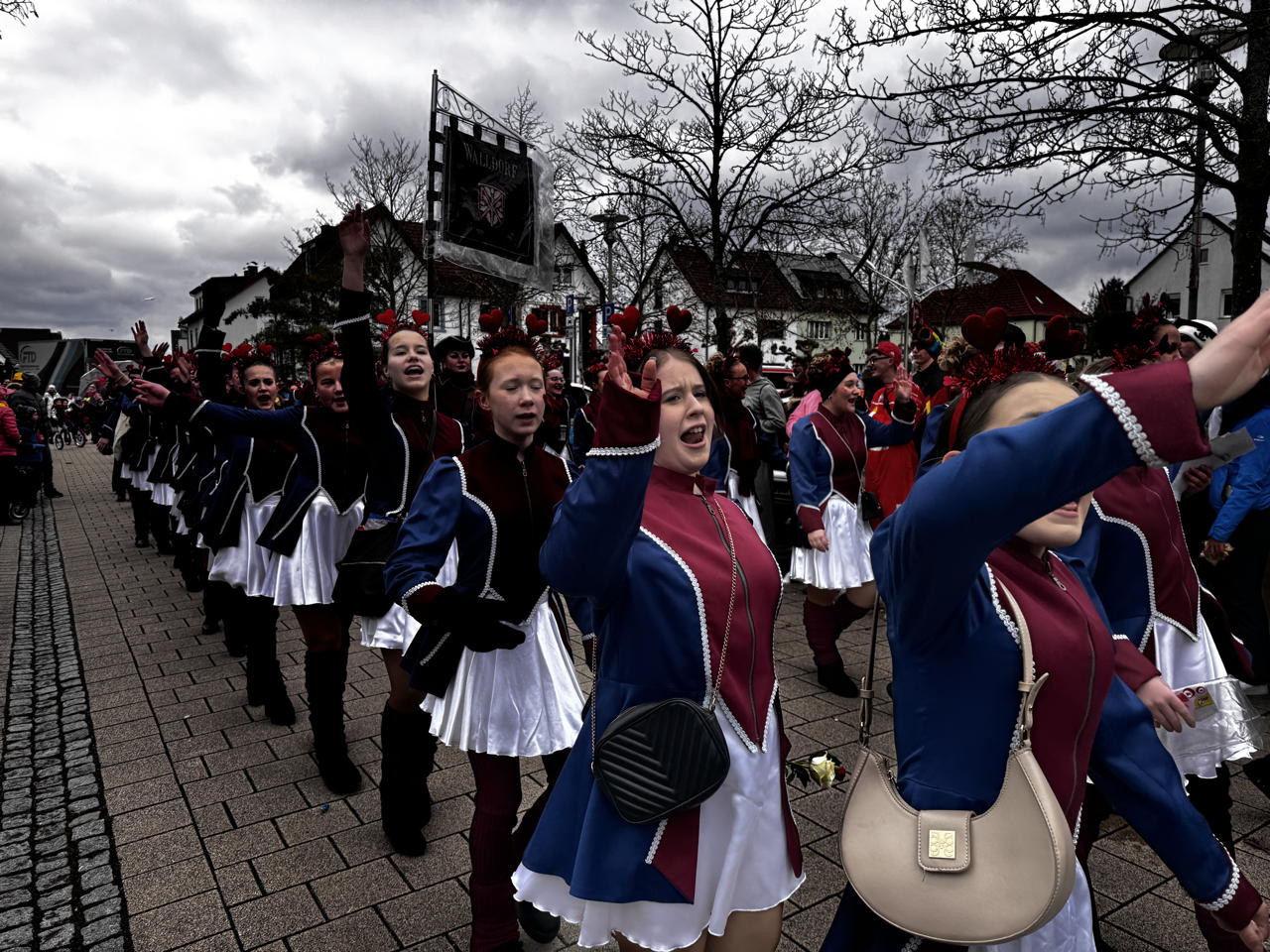 Helau Walldorfer Fastnachtsumzug närischer Lindwurm kleine und große Narren am Rathaus im Stadtteil Walldorf 2026