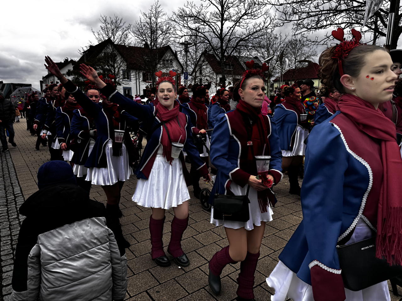 Helau Walldorfer Fastnachtsumzug närischer Lindwurm kleine und große Narren am Rathaus im Stadtteil Walldorf 2026