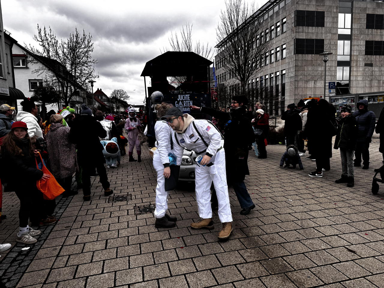 Helau Walldorfer Fastnachtsumzug närischer Lindwurm kleine und große Narren am Rathaus im Stadtteil Walldorf 2026