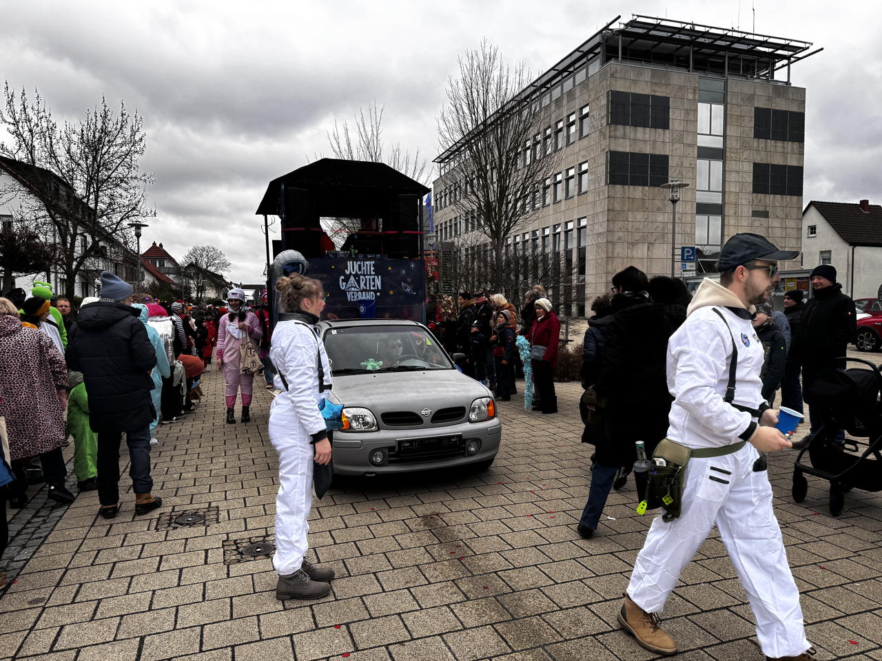 Helau Walldorfer Fastnachtsumzug närischer Lindwurm kleine und große Narren am Rathaus im Stadtteil Walldorf 2026