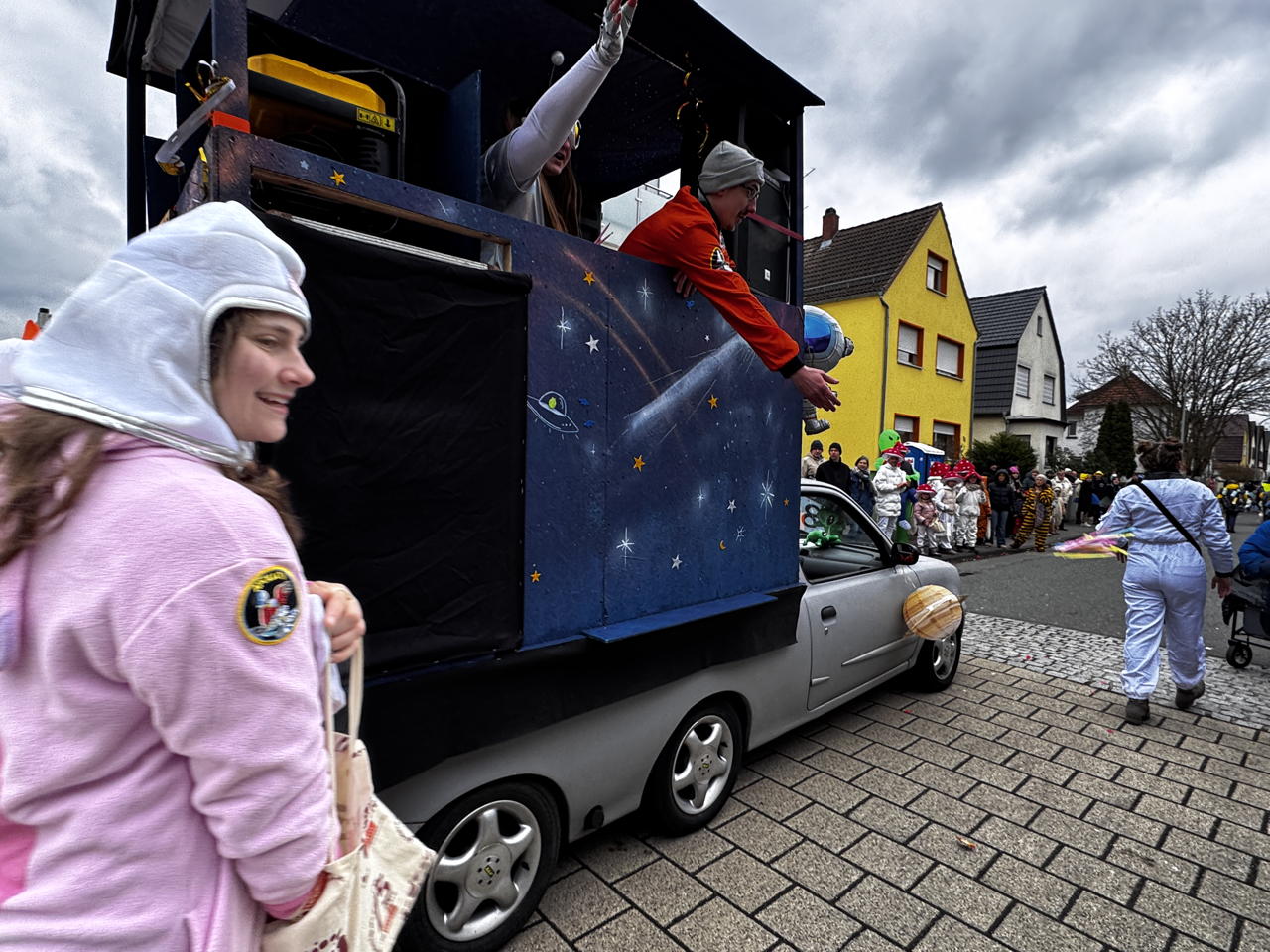 Helau Walldorfer Fastnachtsumzug närischer Lindwurm kleine und große Narren am Rathaus im Stadtteil Walldorf 2026