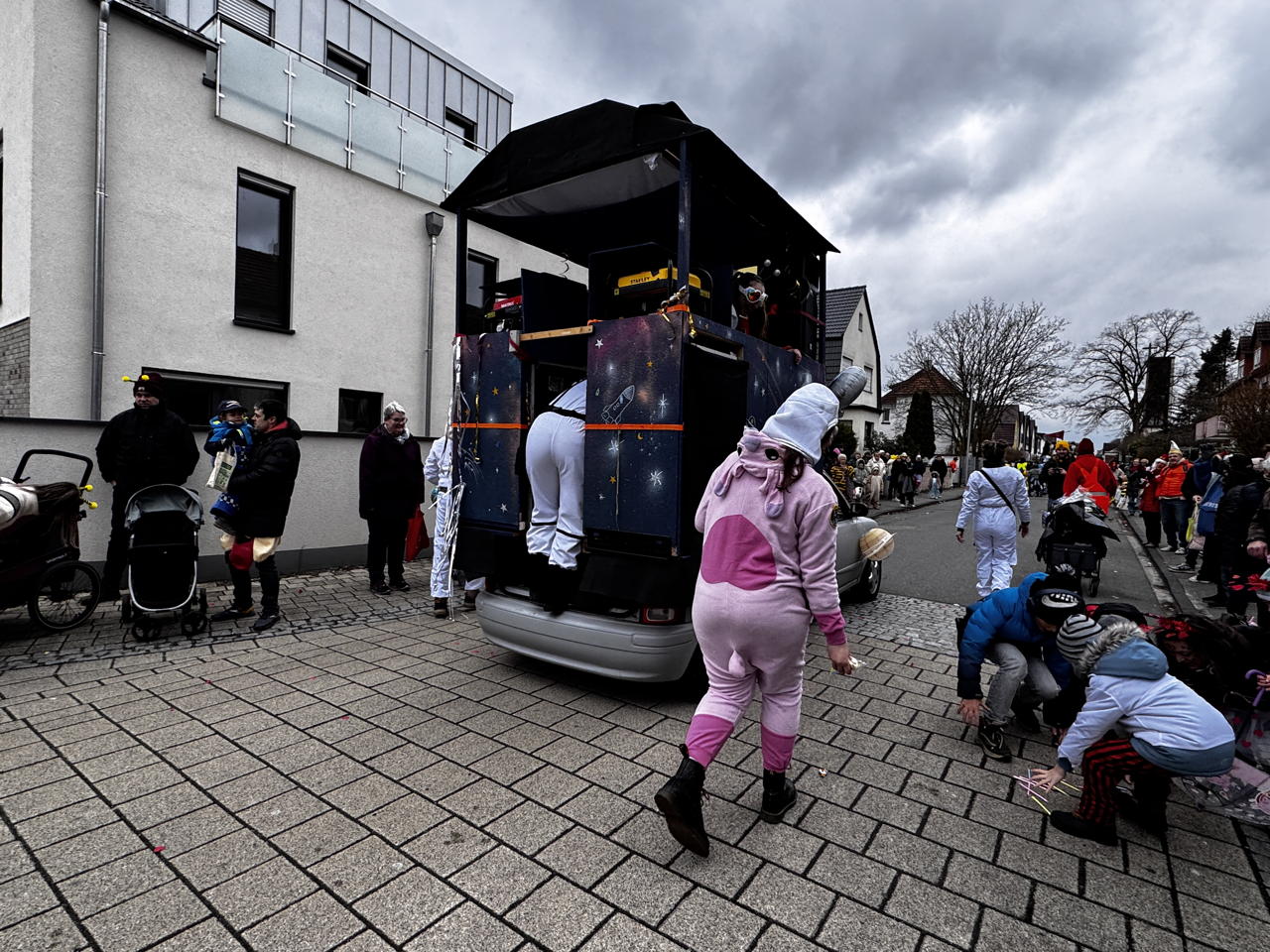 Helau Walldorfer Fastnachtsumzug närischer Lindwurm kleine und große Narren am Rathaus im Stadtteil Walldorf 2026