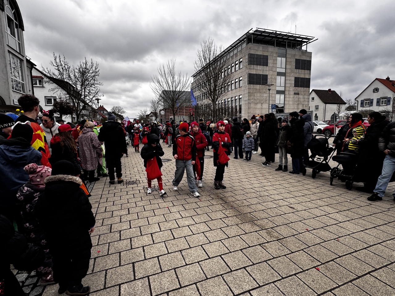 Helau Walldorfer Fastnachtsumzug närischer Lindwurm kleine und große Narren am Rathaus im Stadtteil Walldorf 2026