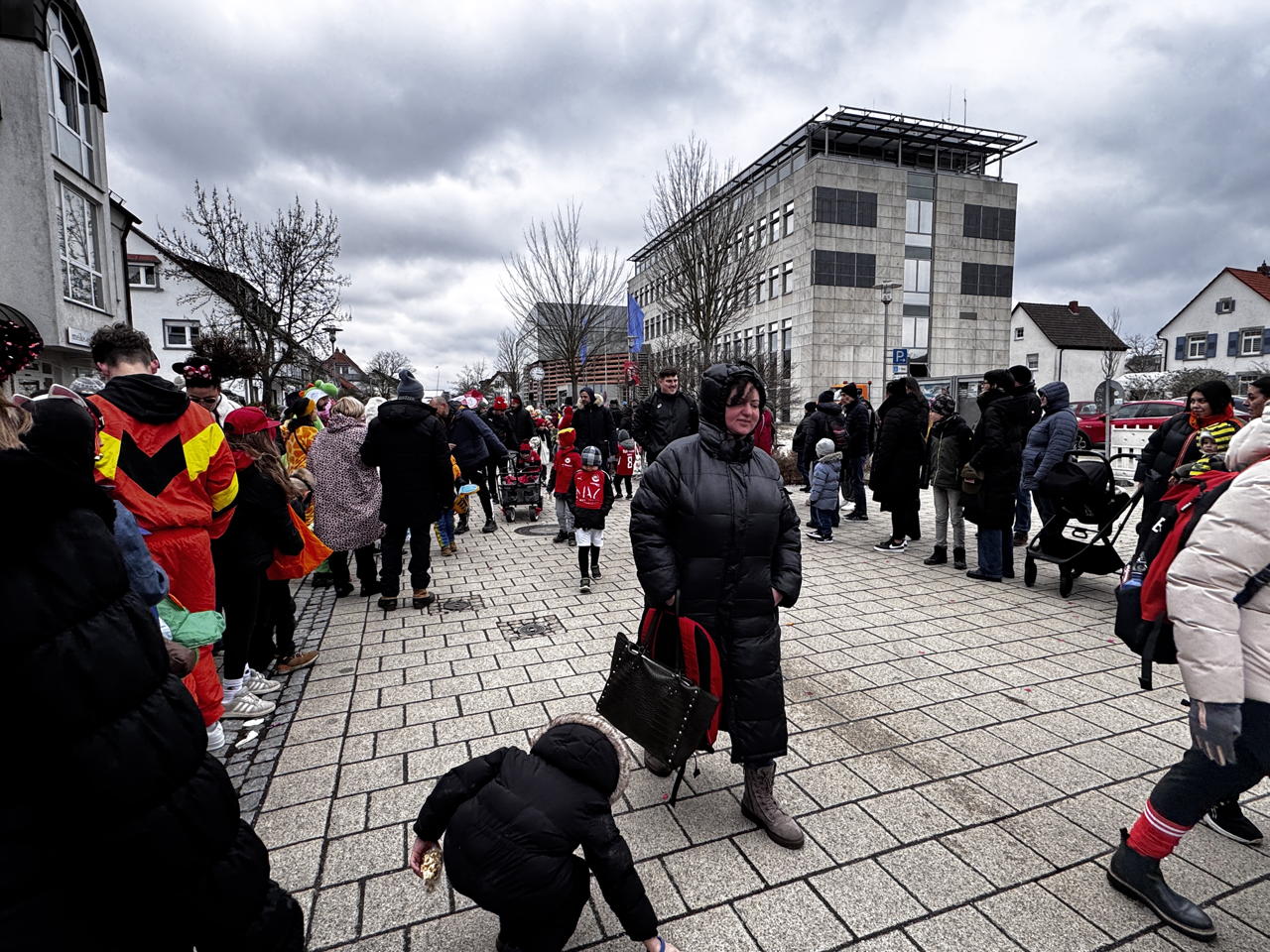 Helau Walldorfer Fastnachtsumzug närischer Lindwurm kleine und große Narren am Rathaus im Stadtteil Walldorf 2026