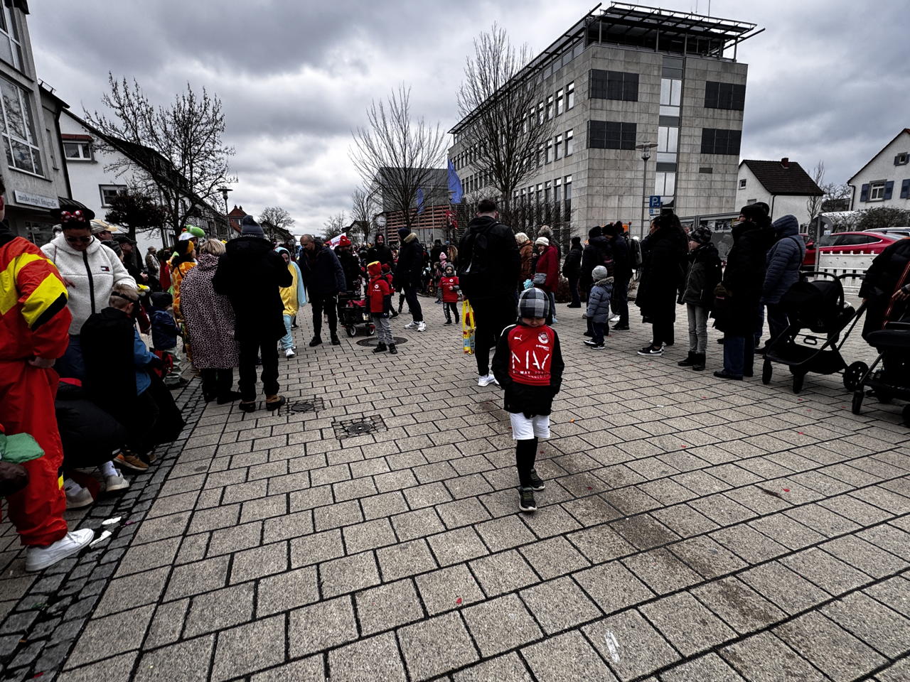Helau Walldorfer Fastnachtsumzug närischer Lindwurm kleine und große Narren am Rathaus im Stadtteil Walldorf 2026