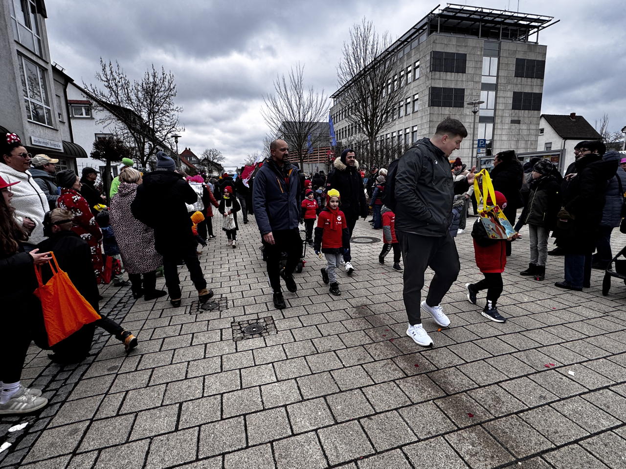 Helau Walldorfer Fastnachtsumzug närischer Lindwurm kleine und große Narren am Rathaus im Stadtteil Walldorf 2026