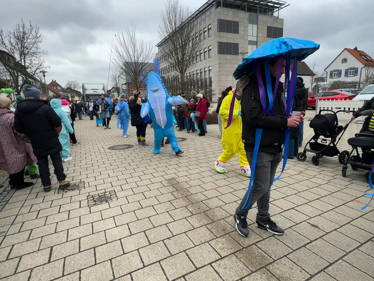 Helau Walldorfer Fastnachtsumzug närischer Lindwurm kleine und große Narren am Rathaus im Stadtteil Walldorf 2026
