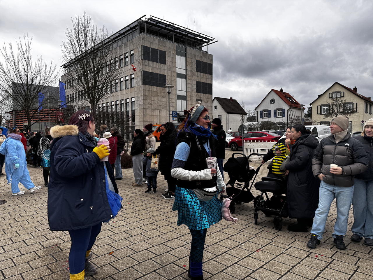 Helau Walldorfer Fastnachtsumzug närischer Lindwurm kleine und große Narren am Rathaus im Stadtteil Walldorf 2026
