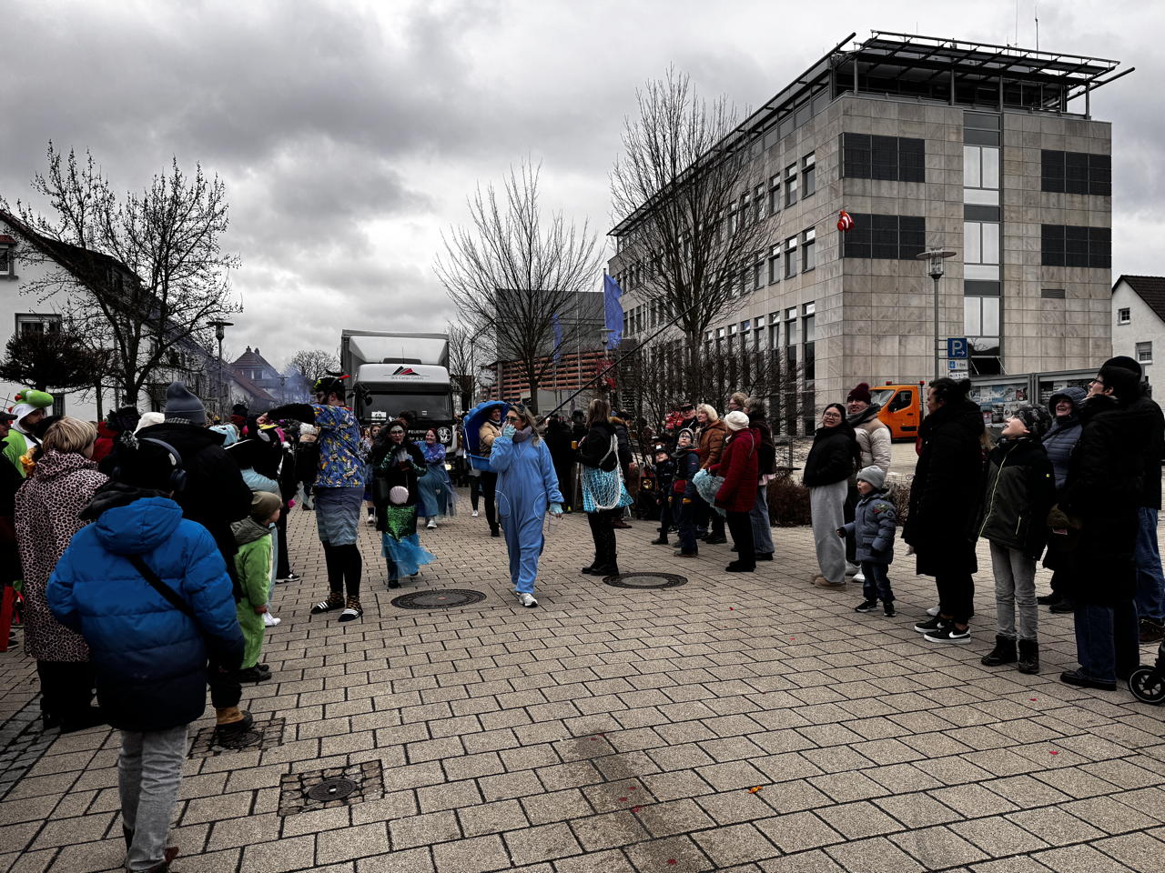 Helau Walldorfer Fastnachtsumzug närischer Lindwurm kleine und große Narren am Rathaus im Stadtteil Walldorf 2026