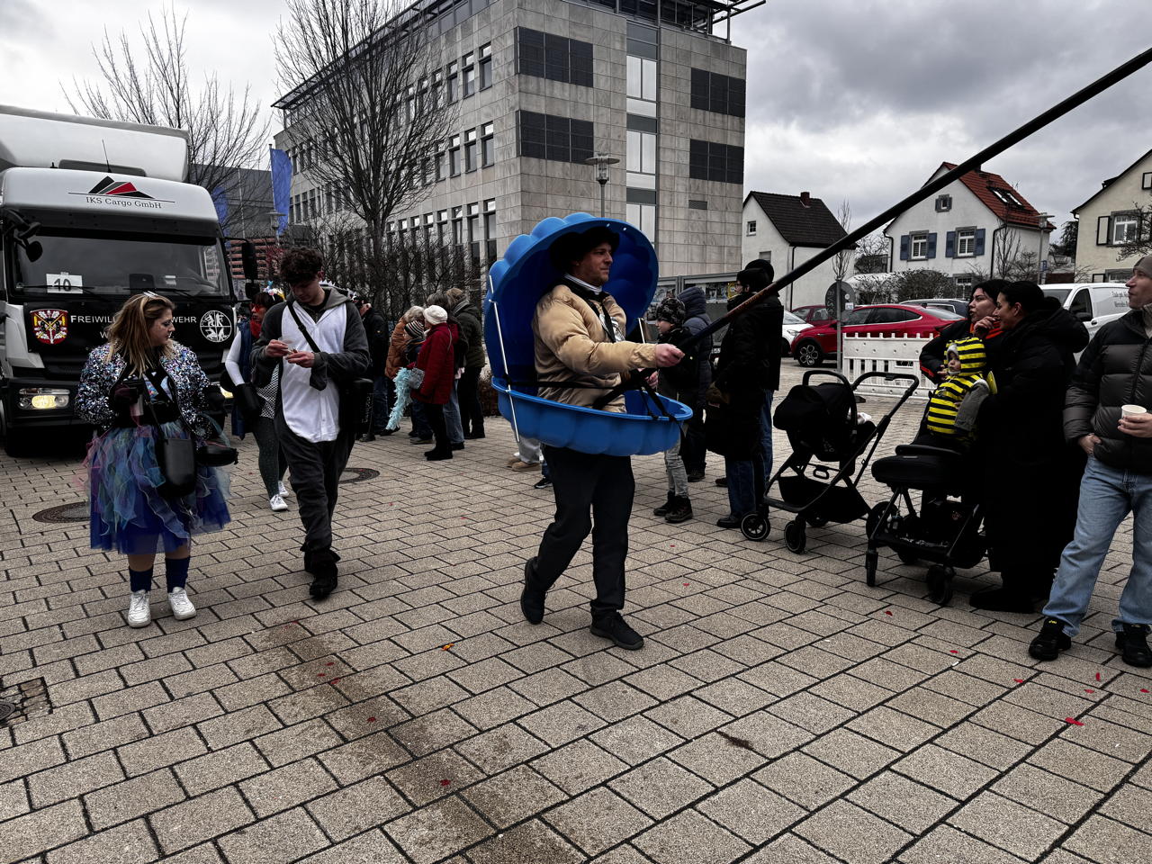 Helau Walldorfer Fastnachtsumzug närischer Lindwurm kleine und große Narren am Rathaus im Stadtteil Walldorf 2026