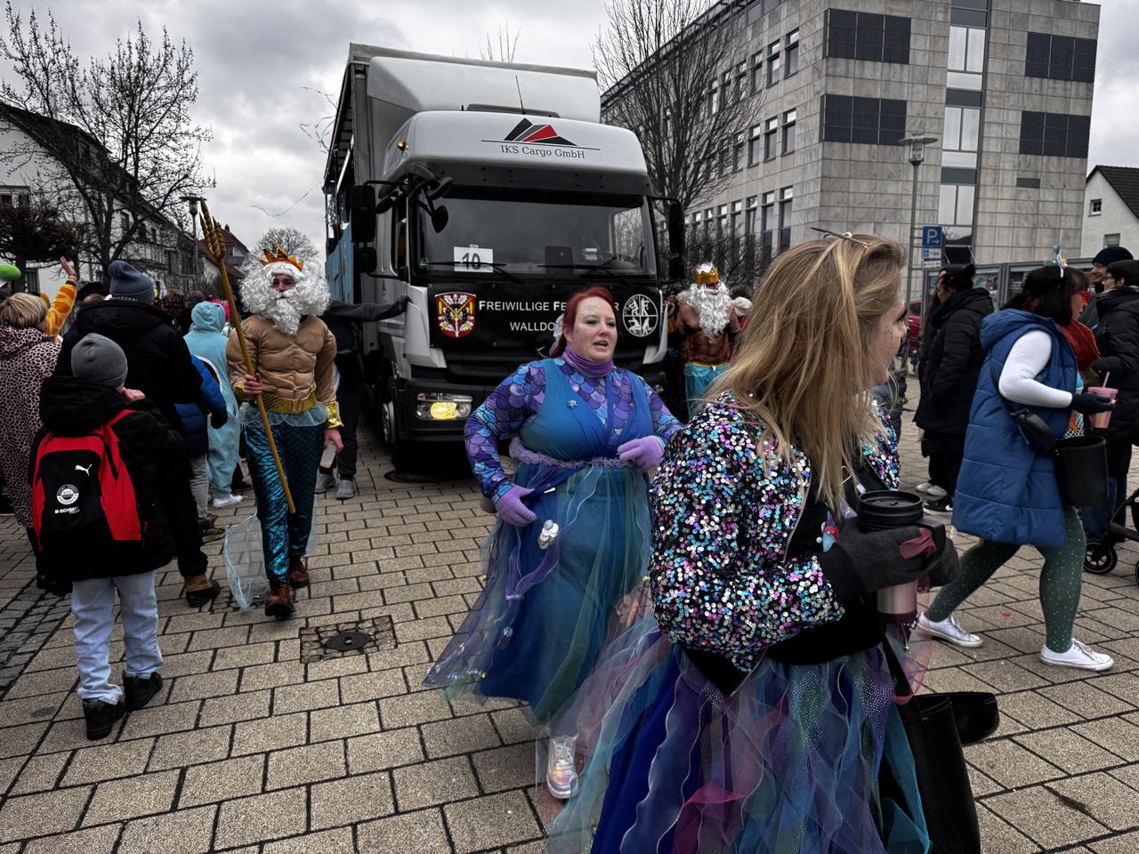 Helau Walldorfer Fastnachtsumzug närischer Lindwurm kleine und große Narren am Rathaus im Stadtteil Walldorf 2026