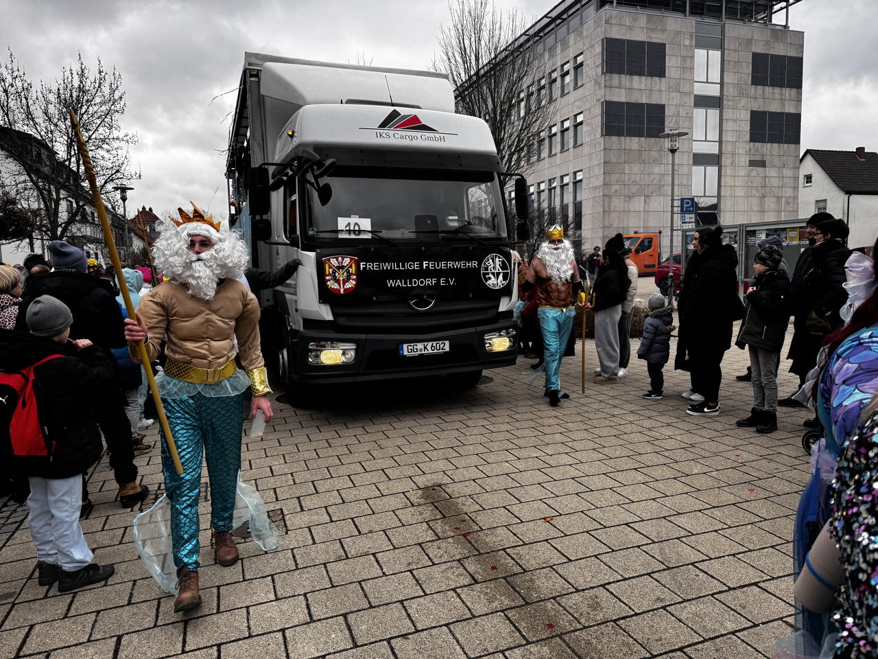 Helau Walldorfer Fastnachtsumzug närischer Lindwurm kleine und große Narren am Rathaus im Stadtteil Walldorf 2026