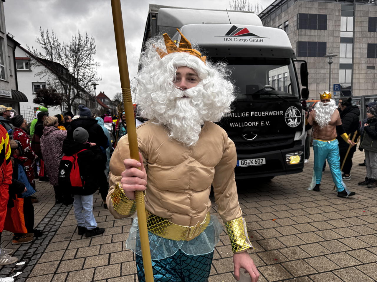 Helau Walldorfer Fastnachtsumzug närischer Lindwurm kleine und große Narren am Rathaus im Stadtteil Walldorf 2026
