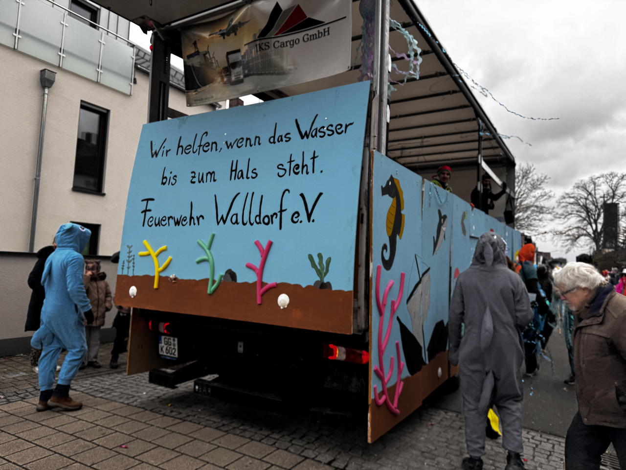 Helau Walldorfer Fastnachtsumzug närischer Lindwurm kleine und große Narren am Rathaus im Stadtteil Walldorf 2026