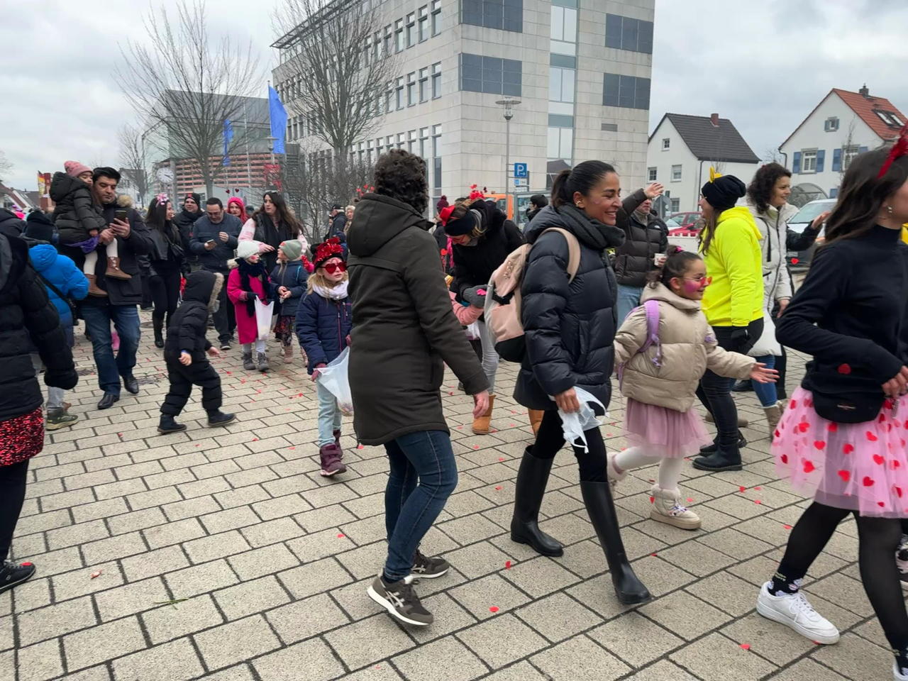 Helau Walldorfer Fastnachtsumzug närischer Lindwurm kleine und große Narren am Rathaus im Stadtteil Walldorf 2026
