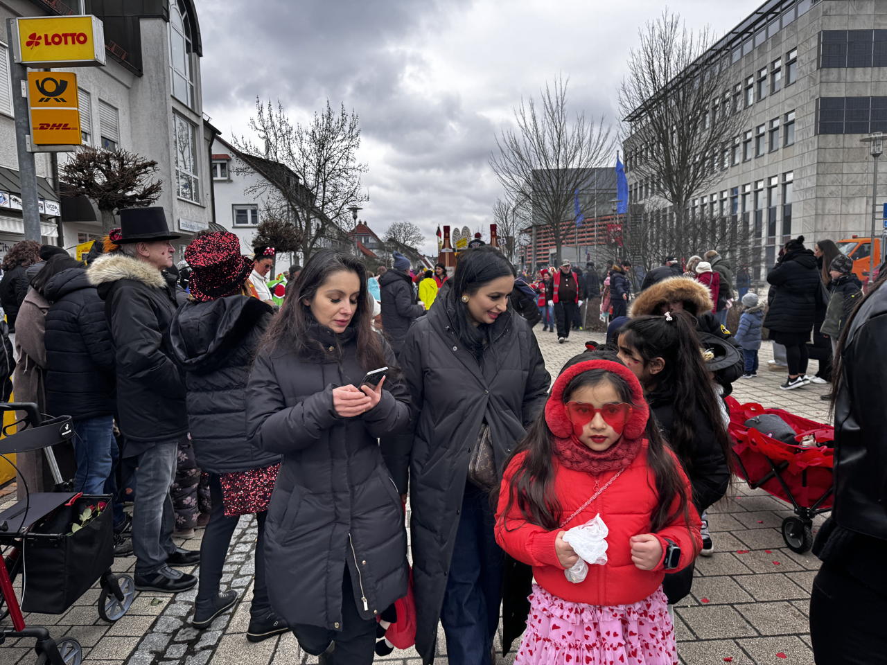 Helau Walldorfer Fastnachtsumzug närischer Lindwurm kleine und große Narren am Rathaus im Stadtteil Walldorf 2026