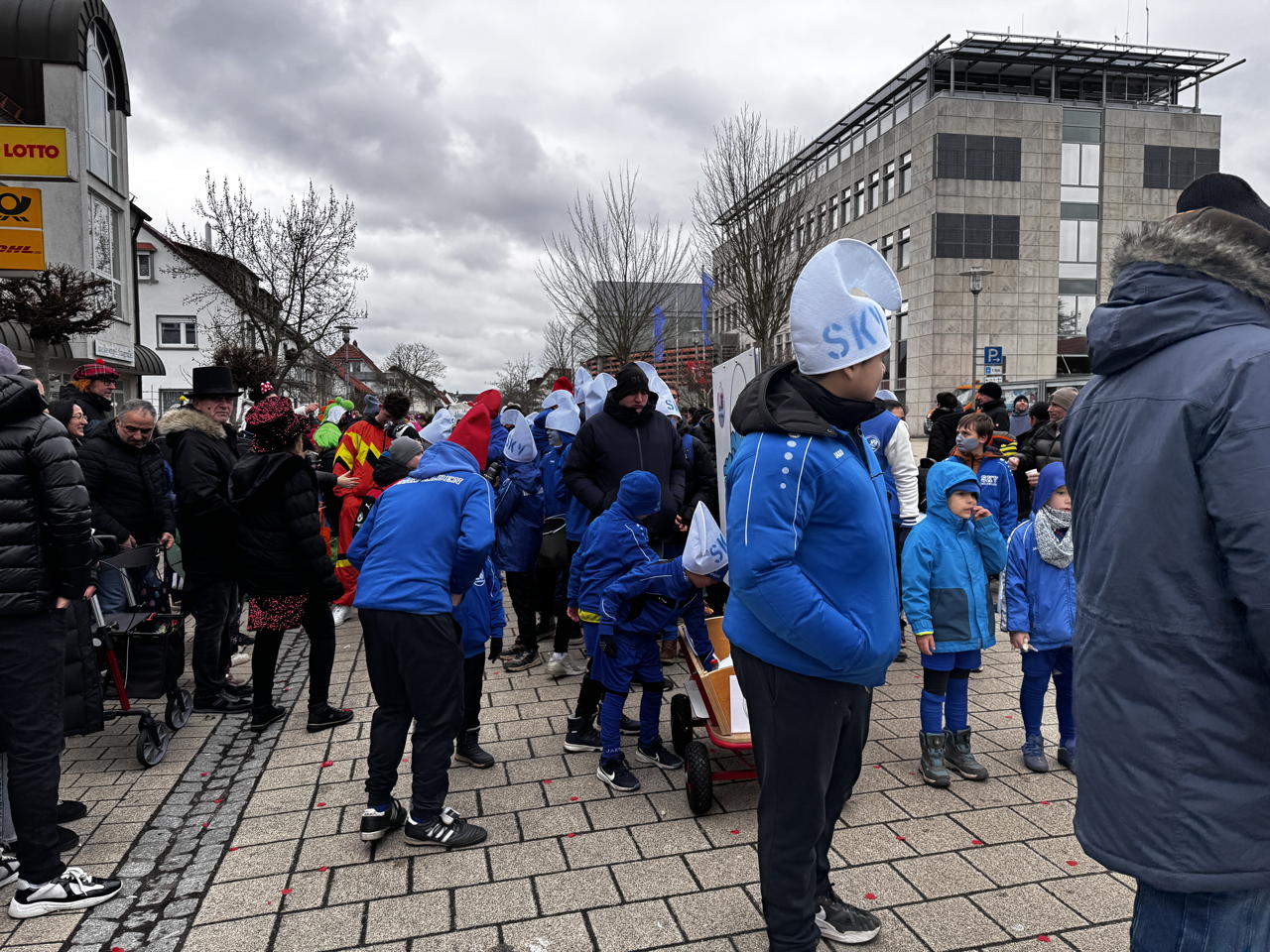 Helau Walldorfer Fastnachtsumzug närischer Lindwurm kleine und große Narren am Rathaus im Stadtteil Walldorf 2026