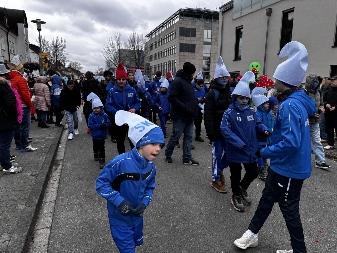 Helau Walldorfer Fastnachtsumzug närischer Lindwurm kleine und große Narren am Rathaus im Stadtteil Walldorf 2026