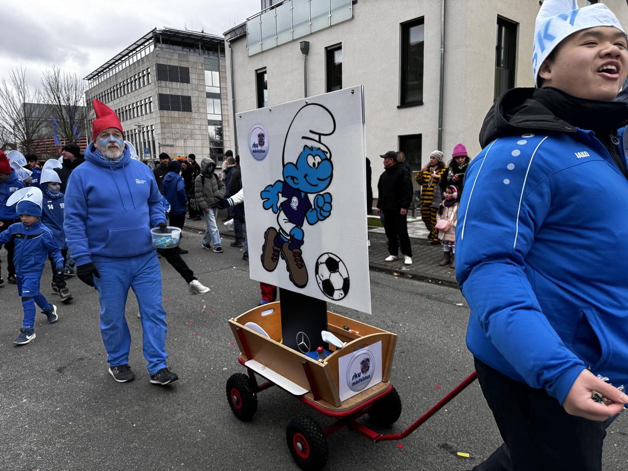 Helau Walldorfer Fastnachtsumzug närischer Lindwurm kleine und große Narren am Rathaus im Stadtteil Walldorf 2026
